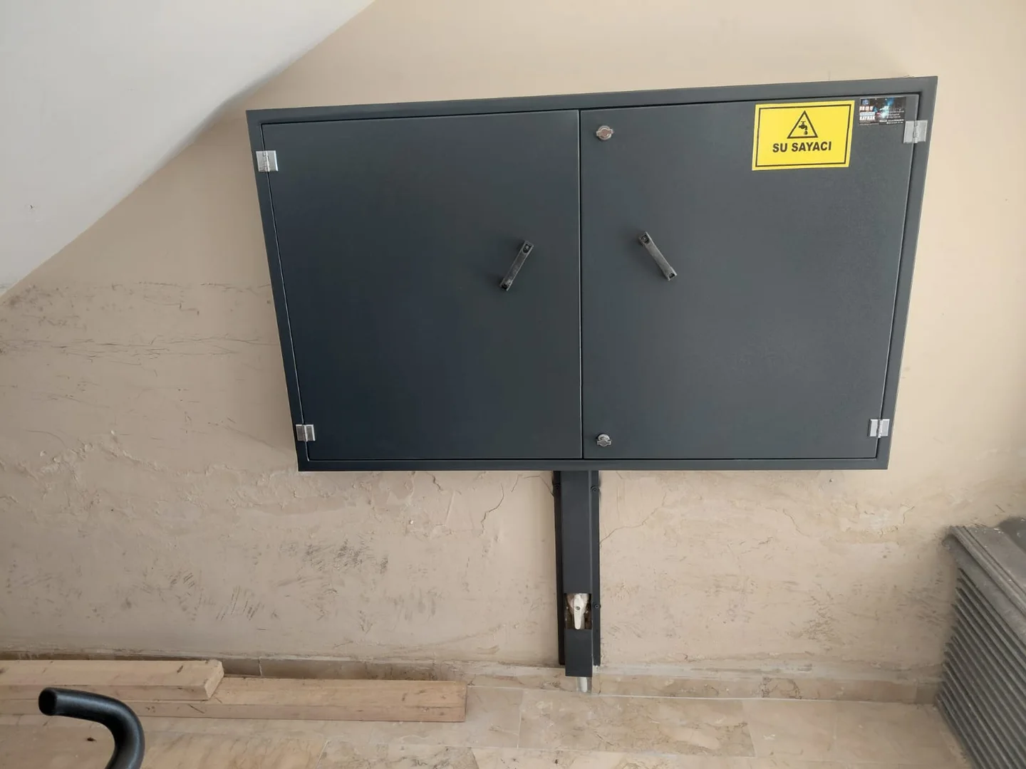 Apartman su sayacı panosu — montaj sonrası